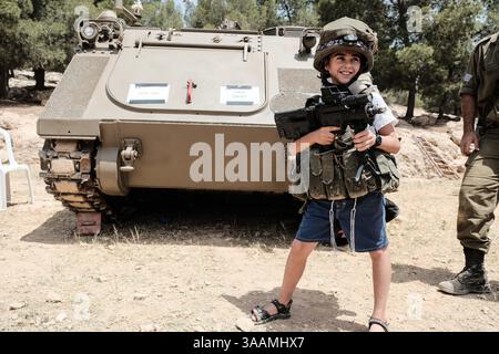 19 avril 2018 - Maale Adumim, Israël - des familles israéliennes font l'expérience d'armes et d'équipements militaires lors des célébrations marquant le 70e jour de l'indépendance d'Israël lors d'une exposition de Tsahal près de Maale Adumim. (Crédit image : © Nir Alon via ZUMA Wire) Banque D'Images