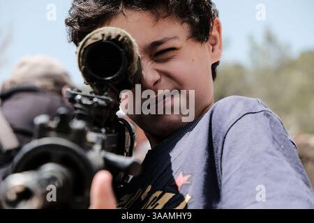 19 avril 2018 - Maale Adumim, Israël - des familles israéliennes font l'expérience d'armes et d'équipements militaires lors des célébrations marquant le 70e jour de l'indépendance d'Israël lors d'une exposition de Tsahal près de Maale Adumim. (Crédit image : © Nir Alon via ZUMA Wire) Banque D'Images