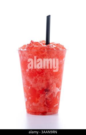 Slushie d'été froide rafraîchissante isolée sur fond blanc Banque D'Images