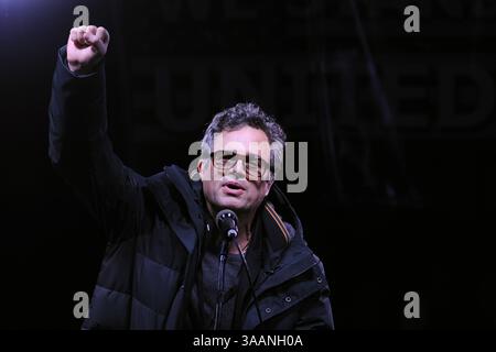 19 janvier 2016 - Manhattan, New York, États-Unis d'Amérique - NEW YORK, NY - 19 JANVIER : Mark Ruffalo prononce un discours alors que les gens se rassemblent devant Trump International Hotel & Tower à New York, États-Unis le 19 janvier 2017 lors d'une manifestation pour protester contre le président élu, républicain, Donald Trump avant son investiture qui aura lieu à Washington. Le maire de New York Bill de Blasio, le maire de Minneapolis Betsy Hodges participent à la manifestation ainsi que des célébrités comme Robert de Niro, Marisa Tomei, Sally Field, Alec Baldwin, Mark Ruffalo, Cynthia Nixon, Michael Moore, cher, Natalie Banque D'Images