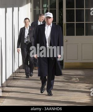 20 janvier 2018 - Washington, le District de Columbia, États-Unis d'Amérique - WASHINGTON, DC - 20 JANVIER : le président Donald J. Trump marche le long de la Colonnade de l'aile ouest retournant travailler dans le bureau ovale, pour poursuivre les efforts pour mettre fin à la fermeture du gouvernement démocrate, samedi matin, 20 janvier 2018, à la Maison Blanche de Washington, DC ..personnes : le président Donald Trump (crédit image : © Storms Media Group/SMG via ZUMA Wire) Banque D'Images