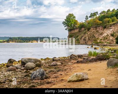 Vue de la péninsule de Reddevitzer Höft belvédère sur la baie de Having et la côte falaise, Greifswalder Bodden, Rügen, Mecklenburg-Poméranie occidentale, Allemagne Banque D'Images