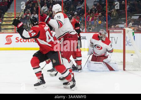 24 mars 2018 : les sénateurs d’Ottawa Bobby Ryan (9) marquent un but contre le gardien des Hurricanes de Caroline Cam Ward (30) alors que les sénateurs d’Ottawa Jean-Gabriel Pageau (44) célèbrent et Jordan Staal (11) regardent les Hurricanes de Caroline lors du match de la LNH entre les Hurricanes de Caroline et les sénateurs d’Ottawa au Centre Canadian Tire à Ottawa, Canada. Daniel Lea/CSM (image de crédit : &copy ; Daniel Lea/CSM via ZUMA Wire) Banque D'Images
