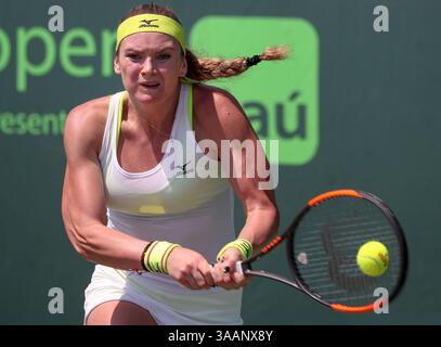19 mars 2018 : Tereza Martincova de la République tchèque frappe le revers contre Sara Errani de l'Italie lors d'une ronde de qualification à l'Open de Miami 2018 présenté par Itau tournoi de tennis professionnel, joué au Crandon Park Tennis Center à Key Biscayne, Floride, États-Unis. Mario Houben/CSM. (Image de crédit : &copy ; Mario Houben/CSM via ZUMA Wire) Banque D'Images
