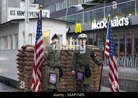 27 septembre 2010 - Berlin, Berlin, Allemagne - Berlin guerre froide Checkpoint Charlie Friedrichstrasse frontière notoire franchissant les secteurs soviétiques américains mur est ouest. Checkpoint Charlie était le nom donné par les Alliés occidentaux à un point de passage entre Berlin-est et Berlin-Ouest pendant la guerre froide. Les autres points de contrôle alliés sur l'autoroute à l'ouest étaient Checkpoint Alpha à Helmstedt et Checkpoint Bravo à Dreilinden, au sud-est de Wannsee, nommés d'après l'alphabet phonétique de l'Organisation du Traité de l'Atlantique Nord. De nombreux autres points de passage sectoriels existaient à Berlin. Certains d'entre eux étaient désignés Banque D'Images