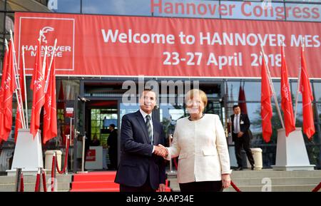 22 avril 2018 - Hanovre, ALLEMAGNE - la chancelière allemande Angela Merkel, à droite, et le président mexicain Enrique Pena Nieto, se serrent la main à la foire Hannover Messe où le Mexique est le pays invité de cette année à Hanovre, dans le nord de l'Allemagne, le lundi 23 avril 2018. (Crédit image : © Prensa Internacional via ZUMA Wire) Banque D'Images