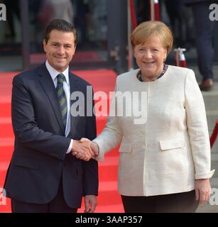 22 avril 2018 - Hanovre, ALLEMAGNE - la chancelière allemande Angela Merkel, à droite, et le président mexicain Enrique Pena Nieto, se serrent la main à la foire Hannover Messe où le Mexique est le pays invité de cette année à Hanovre, dans le nord de l'Allemagne, le lundi 23 avril 2018. (Crédit image : © Prensa Internacional via ZUMA Wire) Banque D'Images