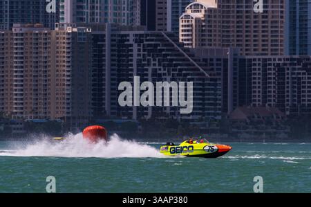 22 avril 2018 : Team GEICO Racing (75) participe, avec la ville de Miami en arrière-plan, à la course P1 Superstock USA lors du Grand Prix P1 de Miami 2018 qui se tient au Miami Marine Stadium de Key Biscayne, Floride, États-Unis. Mario Houben/CSM(image de crédit : &copy ; Mario Houben/CSM via ZUMA Wire) Banque D'Images