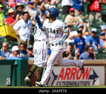 27 mai 2018 : Robinson Chirinos (61), receveur des Texas Rangers, célèbre après avoir frappé un home run de 2 points dans la 7e manche du match MLB entre les Royals de Kansas City et les Texas Rangers au Globe Life Park à Arlington, Texas. Kansas City a gagné le match 5-3. Tom Sooter/CSM. (Image de crédit : &copy ; Tom Sooter/CSM via ZUMA Wire) Banque D'Images