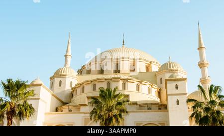 La nouvelle Grande Mosquée Sheikh Zayed à Fujairah, Émirats arabes Unis. Photo de haute qualité Banque D'Images