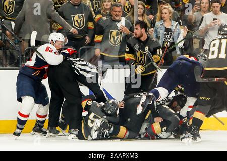 30 mai 2018 : des combats éclatent entre les joueurs des Capitals et des Golden Knights alors que le temps s'écoule après le deuxième match éliminatoire des finales de la Coupe Stanley de la LNH des Washington Capitals et des Vegas Golden Knights au T-Mobile Arena de Las Vegas, Nevada. John Crouch/CSM(image de crédit : &copy ; John Crouch/Cal Sport Media/CSM via ZUMA Wire) Banque D'Images