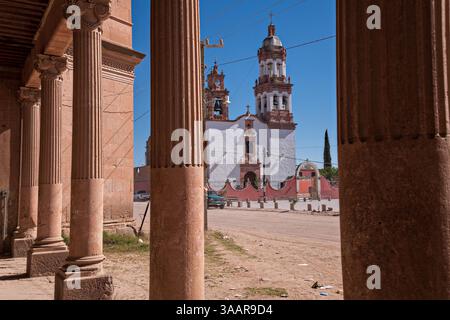 7 avril 2018 - San Felipe Torres mochas, Guanajuato, Mexique - L'Iglesia de San Diego de AlcalÃ¡ vue depuis l'entrée de l'Hacienda de Jaral de Berrio à Jaral de Berrios, Guanajuato, Mexique. L'hacienda Jaral de Berrio abandonnée était autrefois la plus grande du Mexique et abritait plus de 6 000 personnes sur la propriété. (Crédit image : © Richard Ellis via ZUMA Wire) Banque D'Images