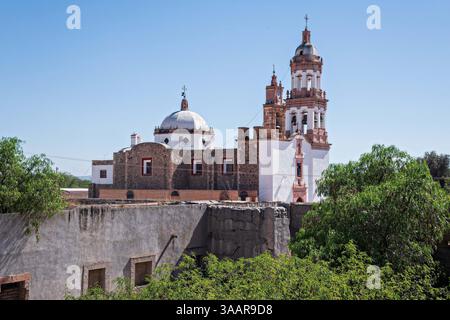 7 avril 2018 - San Felipe Torres mochas, Guanajuato, Mexique - L'Iglesia de San Diego de AlcalÃ¡ vue de l'Hacienda de Jaral de Berrio à Jaral de Berrios, Guanajuato, Mexique. L'hacienda Jaral de Berrio abandonnée était autrefois la plus grande du Mexique et abritait plus de 6 000 personnes sur la propriété. (Crédit image : © Richard Ellis via ZUMA Wire) Banque D'Images