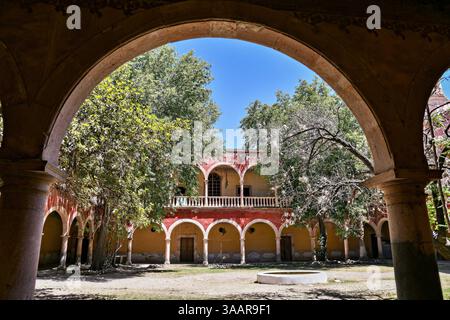 7 avril 2018 - San Felipe Torres mochas, Guanajuato, Mexique - L'Iglesia de San Diego de AlcalÃ¡ vue depuis l'entrée de l'Hacienda de Jaral de Berrio à Jaral de Berrios, Guanajuato, Mexique. L'hacienda Jaral de Berrio abandonnée était autrefois la plus grande du Mexique et abritait plus de 6 000 personnes sur la propriété. (Crédit image : © Richard Ellis via ZUMA Wire) Banque D'Images