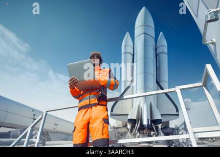 Ingénieur aérospatial professionnel travaillant dans le coussin de déjeuner de fusée avec ordinateur portable pour le contrôle opérer le décollage du vaisseau spatial. Service technicien station navette spatiale Banque D'Images