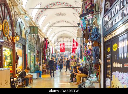 Istanbul, Turquie, intérieur animé du Grand Bazar. Banque D'Images