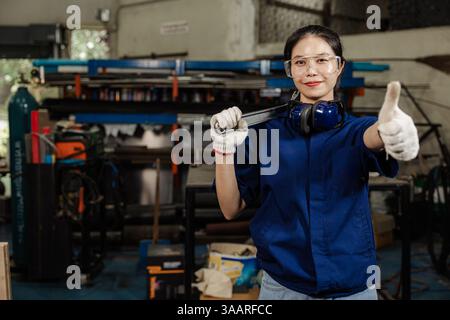 Femmes ingénieur portrait travaillant dans l'atelier de tournage avec machine de fraisage de tour de machines métalliques, caméra intelligente confiante. Banque D'Images
