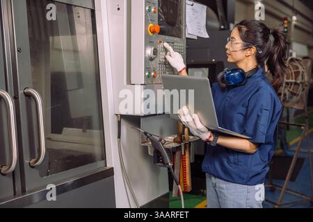 Femmes ingénieurs travaillant dans l'atelier de tournage avec machine de fraisage de tour en métal CNC numérique, experte habile ouvrière de l'industrie femme. Banque D'Images