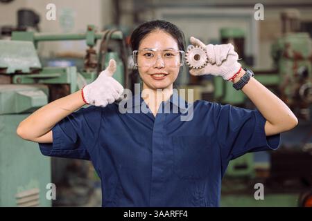 Femmes ingénieur portrait travaillant dans l'atelier de tournage avec machine de fraisage de tour de machines métalliques, caméra intelligente confiante. Banque D'Images