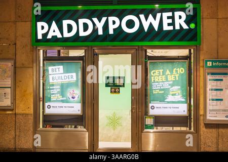 Entrée bookmaker paddy Power avec signalisation verte. Londres, Royaume-Uni, 24 décembre 2023 Banque D'Images