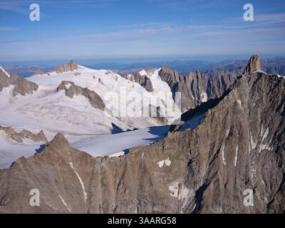 VUE AÉRIENNE. Côté italien de dent du géant (4013 mètres, à droite). Au loin ; aiguille du midi (3842 mètres) et Vallée Blanche en France. Banque D'Images