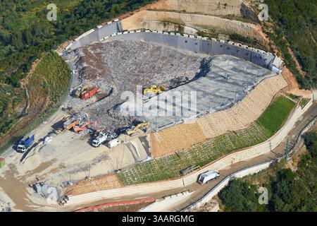 VUE AÉRIENNE. Décharge sur une colline à la périphérie de la ville de Sanremo. Imperia Province, Ligurie, Italie. Banque D'Images