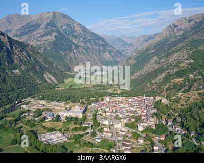 VUE AÉRIENNE. La ville médiévale de Vinadio dans la vallée de Stura di Demonte, regardant en amont. Province de Cuneo, Piémont, Italie. Banque D'Images