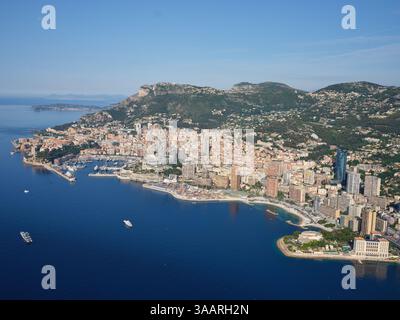 VUE AÉRIENNE. La Principauté de Monaco et adjacente à elle la ville de Beausoleil en France. Banque D'Images
