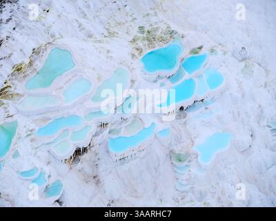 VUE AÉRIENNE. Piscines chaudes de Pamukkale. Province de Denizli, Turquie. Banque D'Images