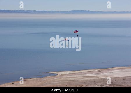 VUE AIR-AIR. Deux paramoteurs volant au-dessus de la mer de Salton. Comté d'Imperial, Californie, États-Unis. Banque D'Images