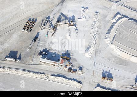 VUE AÉRIENNE. Bulldozer chargeant la bande transporteuse avec des borates. Camion chargé avec les minéraux à l'autre extrémité. Trona, Californie, États-Unis. Banque D'Images