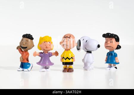 Franklin, Sally, Charlie Brown, Snoopy et Lucy Van Pelt figurines debout ensemble sur fond blanc Banque D'Images