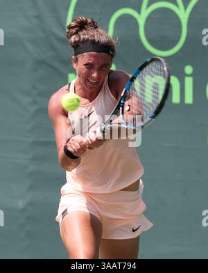 19 mars 2018 : Sara Errani d'Italie frappe le revers contre Tereza Martincova de République tchèque lors d'un tour de qualification à l'Open de Miami 2018 présenté par Itau tournoi de tennis professionnel, joué au Crandon Park Tennis Center à Key Biscayne, Floride, États-Unis. Mario Houben/CSM(image de crédit : &copy ; Mario Houben/CSM via ZUMA Wire) Banque D'Images