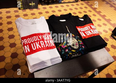 Lviv, Ukraine - 31 mars 2025 : affichage de T-shirts pliés avec des motifs ukrainiens et des slogans de fierté dans un magasin de détail Banque D'Images