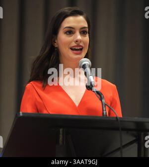 31 décembre 2008 - Manhattan, New York, États-Unis d'Amérique - NEW YORK, UNITED New Yorks - 8 MARS : Anne Hathaway, actrice et ambassadrice de bonne volonté des Nations Unies, prononce un discours lors d'un événement organisé à l'occasion de la Journée internationale de la femme au siège des Nations Unies à New York, États-Unis, le 8 mars 2017...personnes : Anne Hathaway (crédit image : © SMG via ZUMA Wire) Banque D'Images