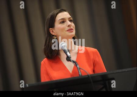 31 décembre 2008 - Manhattan, New York, États-Unis d'Amérique - NEW YORK, UNITED New Yorks - 8 MARS : Anne Hathaway, actrice et ambassadrice de bonne volonté des Nations Unies, prononce un discours lors d'un événement organisé à l'occasion de la Journée internationale de la femme au siège des Nations Unies à New York, États-Unis, le 8 mars 2017...personnes : Anne Hathaway (crédit image : © SMG via ZUMA Wire) Banque D'Images