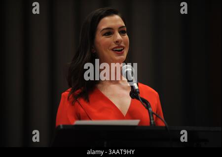 31 décembre 2008 - Manhattan, New York, États-Unis d'Amérique - NEW YORK, UNITED New Yorks - 8 MARS : Anne Hathaway, actrice et ambassadrice de bonne volonté des Nations Unies, prononce un discours lors d'un événement organisé à l'occasion de la Journée internationale de la femme au siège des Nations Unies à New York, États-Unis, le 8 mars 2017...personnes : Anne Hathaway (crédit image : © SMG via ZUMA Wire) Banque D'Images