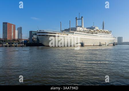 Rotterdam, pays-Bas. 02 février 2025. Le ss Rotterdam est l'ancien navire amiral de la Holland America Line, naviguant sur les océans du monde entier pour beaucoup Banque D'Images