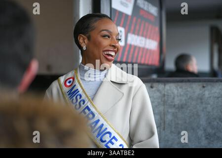 Vincennes, France. 26 janvier 2025. Angelique Angarni Filopon, Miss France 2025 présente à l'Hippodrome Paris Vincennes pour présenter le Prix de France au vainqueur, Vincennes, France, 26 janvier 2025. (Photo de Lionel Urman/Sipa USA) crédit : Sipa USA/Alamy Live News Banque D'Images