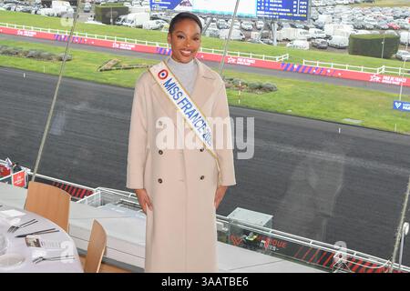 Vincennes, France. 26 janvier 2025. Angelique Angarni Filopon, Miss France 2025 présente à l'Hippodrome Paris Vincennes pour présenter le Prix de France au vainqueur, Vincennes, France, 26 janvier 2025. (Photo de Lionel Urman/Sipa USA) crédit : Sipa USA/Alamy Live News Banque D'Images