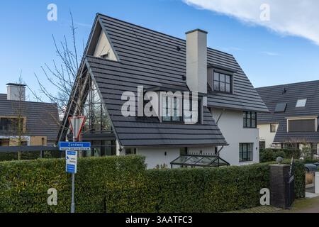 Panneaux solaires intégrés sur le toit d'une maison néerlandaise. Panneaux photovoltaïques dans le toit. Tuile de toit de Solar Banque D'Images