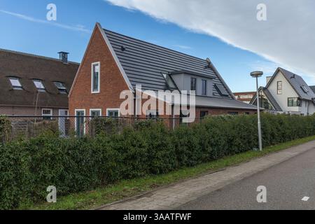 Panneaux solaires intégrés en gros plan. Panneaux photovoltaïques dans le toit. Toit détaillé des panneaux solaires. Banque D'Images