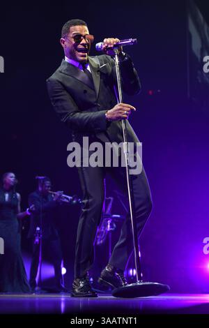 29 novembre 2016 - Miami Beach, Floride, États-Unis d'Amérique - MIAMI, FL - NOVEMBRE 29 : Maxwell se produit à l'AmericanAirlines Arena le 29 novembre 2016 à Miami en Floride....personnes : Maxwell. (Crédit image : © Storms Media Group/SMG via ZUMA Wire) Banque D'Images