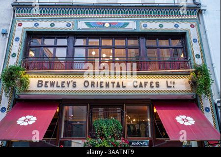 Dublin, Irlande- 3 février 2025 : la façade du grand magasin Brown Thomas dans le centre-ville de Dublin. Banque D'Images