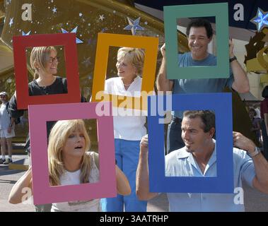 HERE'S A STORY (9 OCTOBRE 2003) : cinq membres de la chaîne de télévision ''The Brady Bunch'' visitent Walt Disney World en Floride cette semaine alors que le complexe de vacances présente de nouveaux manèges et attractions. Les cinq membres (rangée du haut, G-d) Maureen McCormick, Florence Henderson, Barry Williams (rangée du bas, G-d) Susan Olsen et Christopher Knight ont pris le temps aujourd'hui pour un peu de ''Brady fun'', recréant le célèbre graphique d'ouverture du spectacle devant une grande foule d'invités du parc aux studios Disney-MGM à Lake Buena Vista, Floride... les gens : Florence Henderson. (Crédit image : © SMG via ZUMA Wire) Banque D'Images