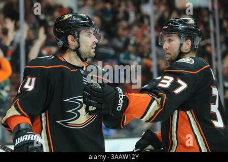 1er avril 2018 : le centre des Ducks d'Anaheim Adam Henrique (14 ans) célèbre son but en troisième période avec l'aile gauche des Ducks d'Anaheim Nick Ritchie (37 ans) dans le match entre l'Avalanche du Colorado et les Ducks d'Anaheim, Honda Center à Anaheim, CA, Peter Joneleit(crédit image : &copy ; Peter Joneleit/CSM via ZUMA Wire) Banque D'Images
