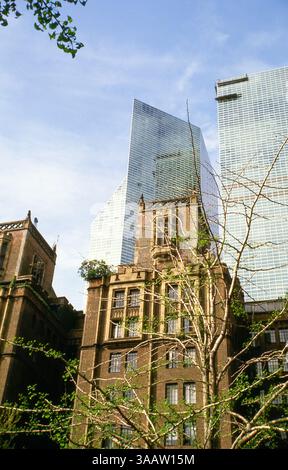 Près du siège de l'ONU, entre la 42e et la 43e rue, Tudor City Greens avec Millennium Hilton New York One un Plaza conçu par Kevin Roche et ouvert en 1976 à l'arrière. Photo prise en mai 1984 sur film FUJI. Banque D'Images