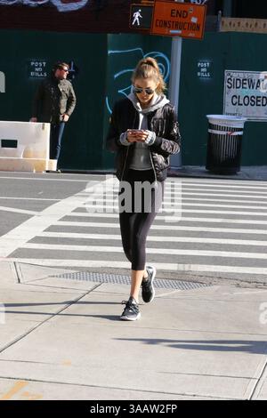 NEW YORK, NY - 16 JANVIER : la mannequin Gigi Hadid arrive à son appartement de East Village portant une bague et envoyant des SMS le 16 janvier 2017 à New York City..personnes : Gigi Hadid. (Crédit image : © SMG via ZUMA Wire) Banque D'Images