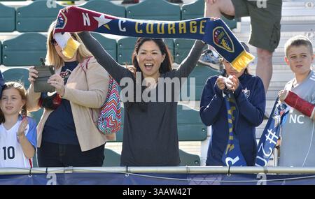 31 mars 2018 - Cary, Caroline du Nord, États-Unis - Cary, Caroline du Nord - samedi 31 mars 2018 : les fans lors d'un match de la saison régulière de la Ligue nationale de soccer féminin (NWSL) entre le courage de Caroline du Nord et Sky Blue FC au stade Sahlenâ€™s au WakeMed Soccer Park. (Crédit image : © Grant Halverson/ISIPhotos via ZUMA Wire) Banque D'Images