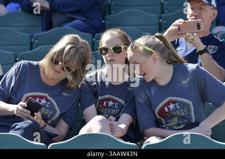 31 mars 2018 - Cary, Caroline du Nord, États-Unis - Cary, Caroline du Nord - samedi 31 mars 2018 : les fans lors d'un match de la saison régulière de la Ligue nationale de soccer féminin (NWSL) entre le courage de Caroline du Nord et Sky Blue FC au stade Sahlenâ€™s au WakeMed Soccer Park. (Crédit image : © Grant Halverson/ISIPhotos via ZUMA Wire) Banque D'Images